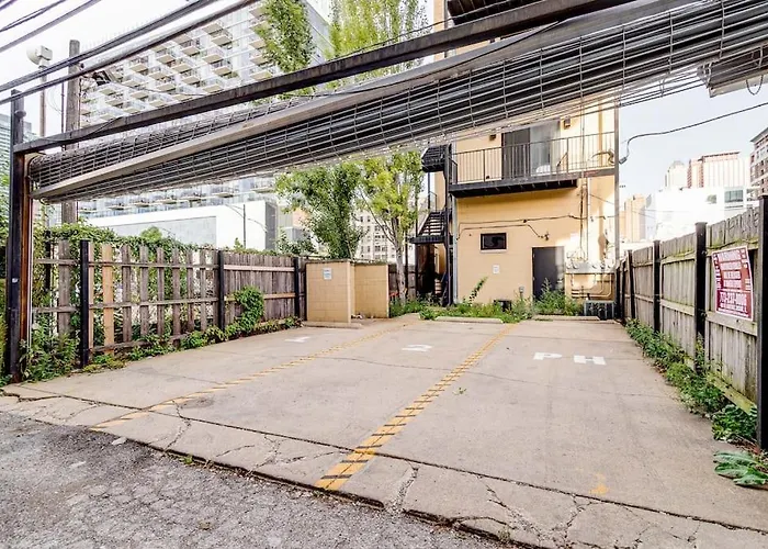 Beautiful Unit Chi In Prime River North - Floor *