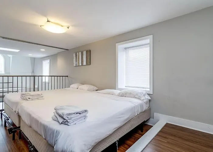 Beautiful Unit Chi In Prime River North - Floor